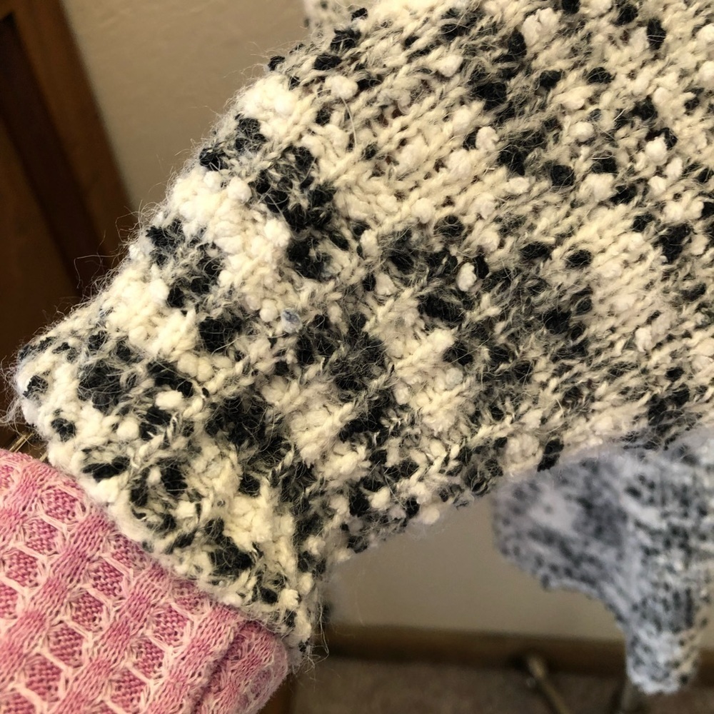 Blush & Bloom Black&White Sweater / v neck / long sleeve/ Black/White /Size: M - Picture 3 of 12